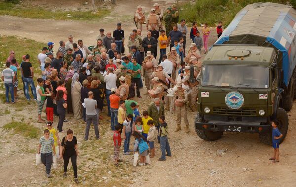 Раздача гуманитарной помощи в сирийской провинции Латакия - Sputnik Абхазия