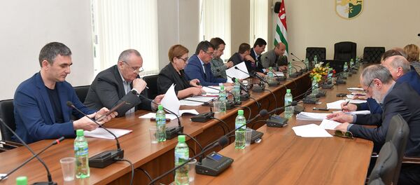 Заседание парламентской комиссии по бюджету Заседание парламентской комиссии по бюджету - Sputnik Абхазия