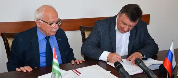 Заведующий отделом Института ботаники Абхазии Сергей Бебия и Директор Никитского ботанического сада Юрий Плугатарь во время подписания соглашения с сотрудничеством в области с сельского и лесного хозяйства, биологии, медицины, сохранении историко-культурного наследия и экологии Заведующий отделом Института ботаники Абхазии Сергей Бебия и Директор Никитского ботанического сада Юрий Плугатарь во время подписания соглашения с сотрудничеством в области с сельского и лесного хозяйства, биологии, медицины, сохранении историко-культурного наследия и экологии - Sputnik Абхазия