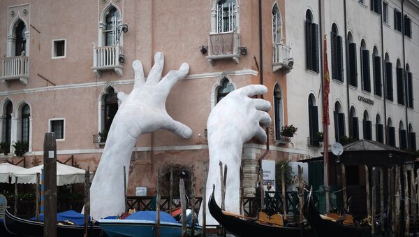 Скульптура Поддержка (Support) работы итальянского художника Лоренцо Куинна, созданная специально для Венецианской биеннале 2017 года, в Венеции. - Sputnik Абхазия