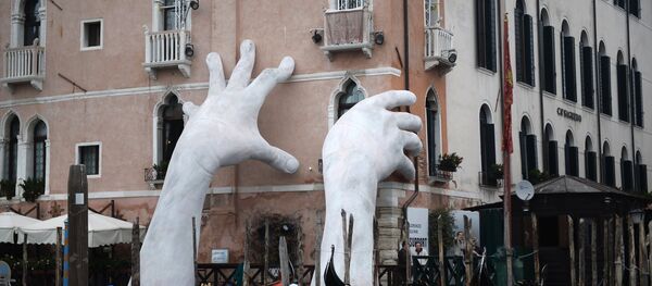 Скульптура Поддержка (Support) работы итальянского художника Лоренцо Куинна, созданная специально для Венецианской биеннале 2017 года, в Венеции. Скульптура Поддержка (Support) работы итальянского художника Лоренцо Куинна, созданная специально для Венецианской биеннале 2017 года, в Венеции. - Sputnik Абхазия