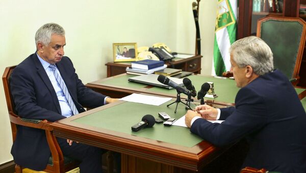 Встреча президента Абхазии Рауля Хаджимба с главой гудаутского района Русланом Ладария - Sputnik Аҧсны