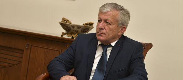 Глава гудаутского района Руслан Ладария во время встречи с президентом Глава гудаутского района Руслан Ладария во время встречи с президентом - Sputnik Аҧсны