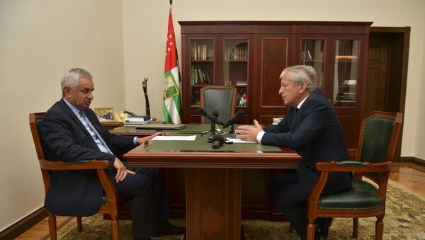 Встреча президента Абхазии Рауля Хаджимба с главой гудаутского района Русланом Ладария - Sputnik Абхазия