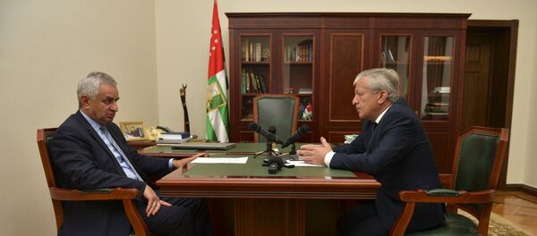 Встреча президента Абхазии Рауля Хаджимба с главой гудаутского района Русланом Ладария Встреча президента Абхазии Рауля Хаджимба с главой гудаутского района Русланом Ладария - Sputnik Абхазия