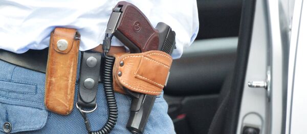 Травматический пистолет Макарова в кобуре Травматический пистолет Макарова в кобуре - Sputnik Абхазия