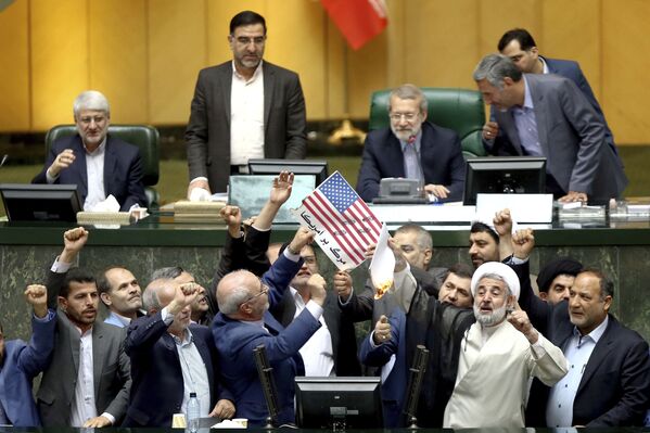 Сжигание бумаг с изображением американского флага и ядерную сделку в парламенте Ирана - Sputnik Абхазия