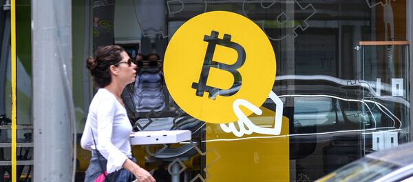 Пункт обмена биткоинов в центре города Тель-Ави Пункт обмена биткоинов в центре города Тель-Ави - Sputnik Абхазия