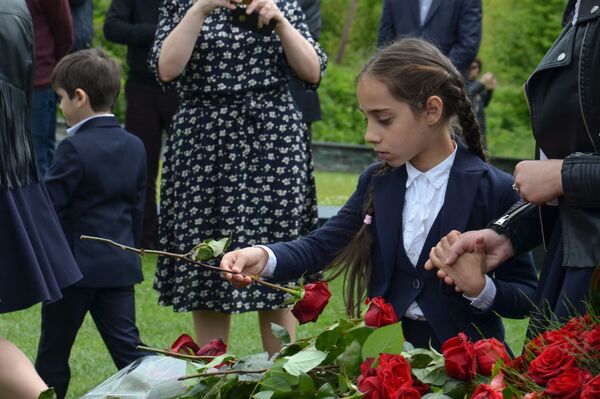 Возложение цветов к мемориалу Владислава Ардзинба Возложение цветов к мемориалу Владислава Ардзинба - Sputnik Абхазия