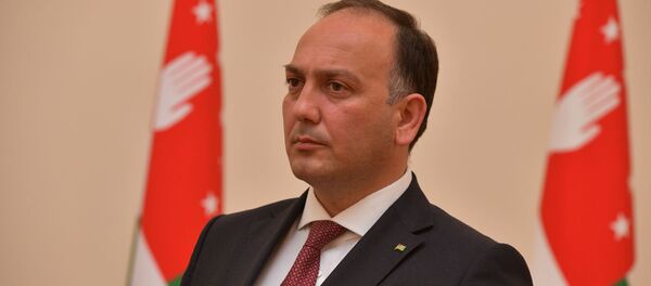 Вручение верительной граммоты послом РФ в Абхазии Алексеем Двиняниным президенту Абхазии Раулю Хаджимба Вручение верительной граммоты послом РФ в Абхазии Алексеем Двиняниным президенту Абхазии Раулю Хаджимба - Sputnik Аҧсны