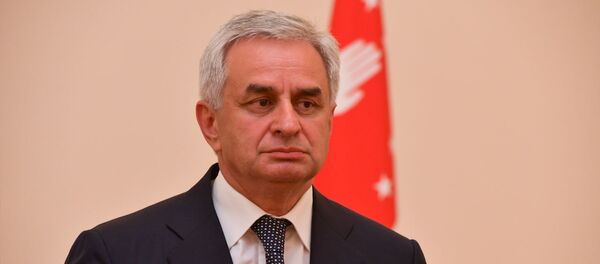 Вручение верительной граммоты послом РФ в Абхазии Алексеем Двиняниным президенту Абхазии Раулю Хаджимба Вручение верительной граммоты послом РФ в Абхазии Алексеем Двиняниным президенту Абхазии Раулю Хаджимба - Sputnik Абхазия