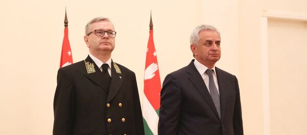 Вручение верительной граммоты послом РФ в Абхазии Алексеем Двиняниным президенту Абхазии Раулю Хаджимба Вручение верительной граммоты послом РФ в Абхазии Алексеем Двиняниным президенту Абхазии Раулю Хаджимба - Sputnik Аҧсны