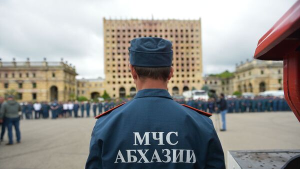 Смотр техники и снаряжения МЧС Абхазии на площади Свободы - Sputnik Абхазия