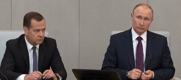 Президент РФ В. Путин и кандидат на пост премьер-министра РФ Д. Медведев приняли участие в пленарном заседании Госдумы РФ - Sputnik Абхазия