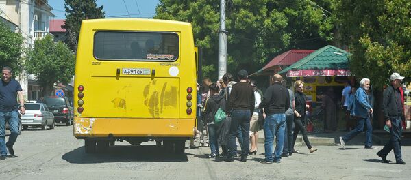 Очередь на остановке Очередь на остановке - Sputnik Абхазия