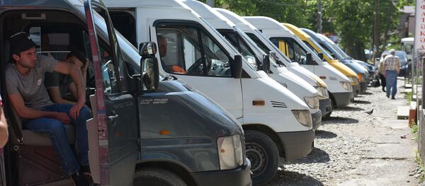 Забастовка водителей маршруток на центральном рынке в Сухуме Забастовка водителей маршруток на центральном рынке в Сухуме - Sputnik Аҧсны