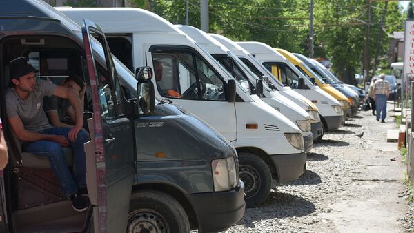 Забастовка водителей маршруток на центральном рынке в Сухуме - Sputnik Аҧсны