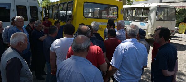 Забастовка водителей маршруток на центральном рынке в Сухуме - Sputnik Абхазия