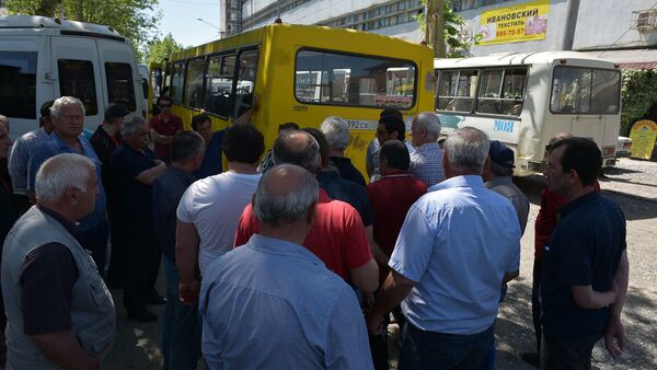Забастовка водителей маршруток на центральном рынке в Сухуме - Sputnik Аҧсны