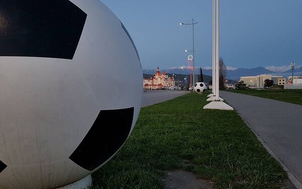 На улицах города и вдоль проезжей части установлена футбольная атрибутика - Sputnik Абхазия