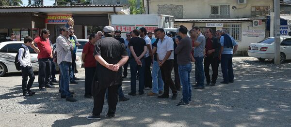 Забастовка водителей маршруток на центральном рынке в Сухуме - Sputnik Абхазия