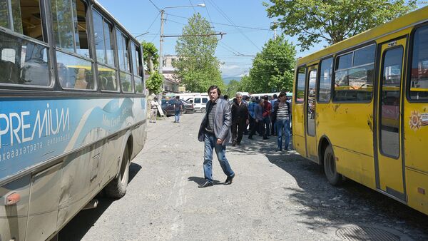 Водители сухумских маршруток во время забастовки на центральном рынке - Sputnik Абхазия