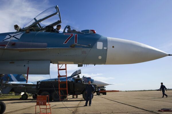 Военнослужащие подготавливают самолет СУ-33 к тренировочным полетам летчиков палубной авиации Северного флота на тренажере Нитка в Крыму - Sputnik Абхазия