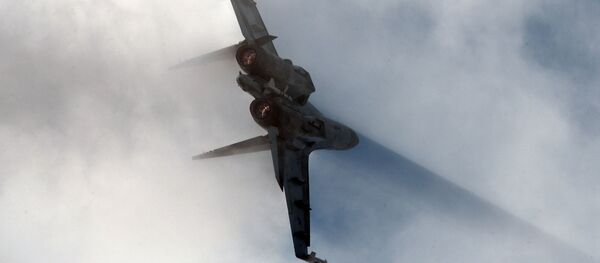 Самолет Су-35 во время выступления на Международном авиационно-космическом салоне МАКС 2015 в подмосковном Жуковском Самолет Су-35 во время выступления на Международном авиационно-космическом салоне МАКС 2015 в подмосковном Жуковском - Sputnik Абхазия
