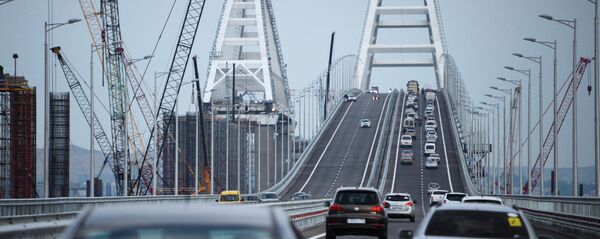 Автомобильное движение по автодорожной части Крымского моста Автомобильное движение по автодорожной части Крымского моста - Sputnik Аҧсны