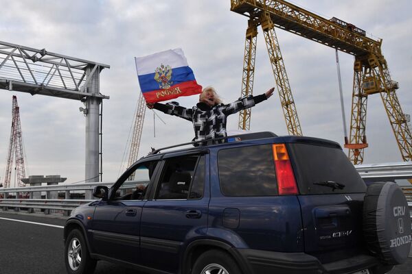 Автомобилист едет по автодорожной части Крымского моста - Sputnik Абхазия