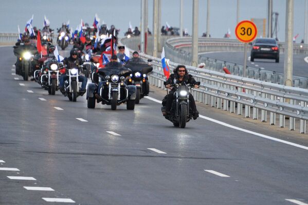 Мотоциклисты едут по автодорожной части Крымского моста - Sputnik Абхазия