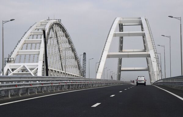 Автомобильное движение по автодорожной части Крымского моста - Sputnik Абхазия