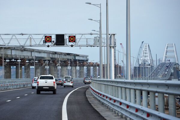Автомобильное движение по автодорожной части Крымского моста - Sputnik Абхазия
