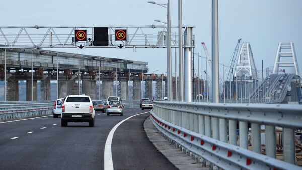 Автомобильное движение по автодорожной части Крымского моста - Sputnik Аҧсны