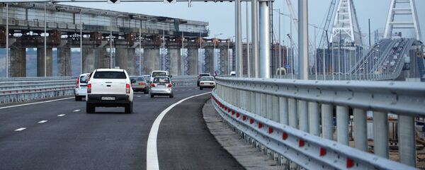 Автомобильное движение по автодорожной части Крымского моста - Sputnik Аҧсны