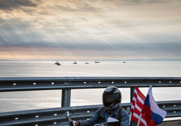 Мотоциклист едет по автодорожной части Крымского моста - Sputnik Абхазия