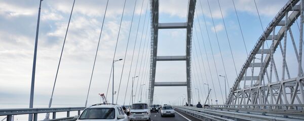 Автомобильное движение по автодорожной части Крымского моста Автомобильное движение по автодорожной части Крымского моста - Sputnik Абхазия