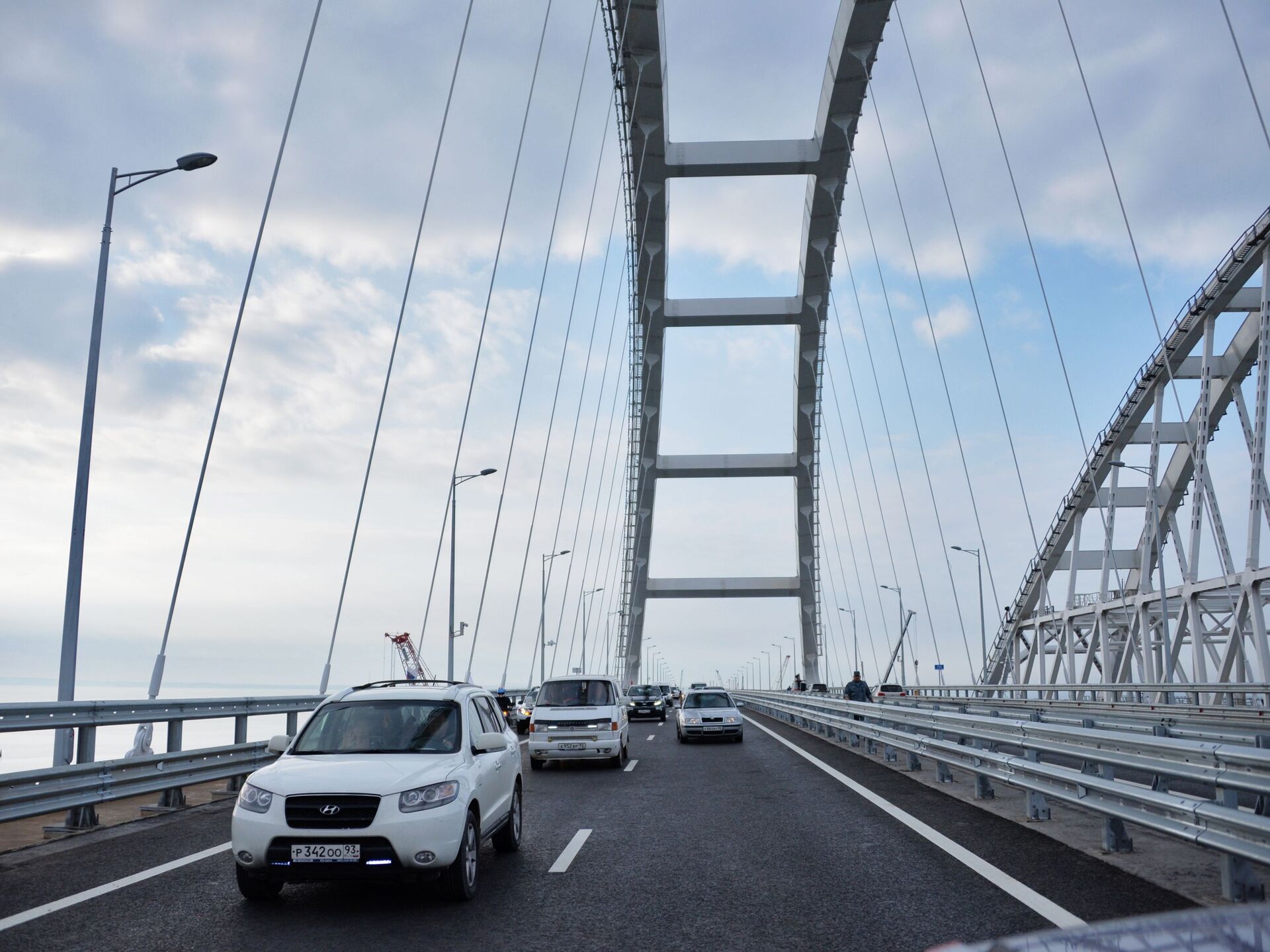 Едем через крымский мост. Крымский мост. Крымский мост автомобили. Крымский автомобильный мост сбоку. Машина едет по мосту.