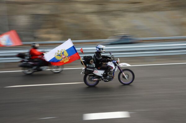 Мотоциклисты едут по автодорожной части Крымского моста - Sputnik Абхазия
