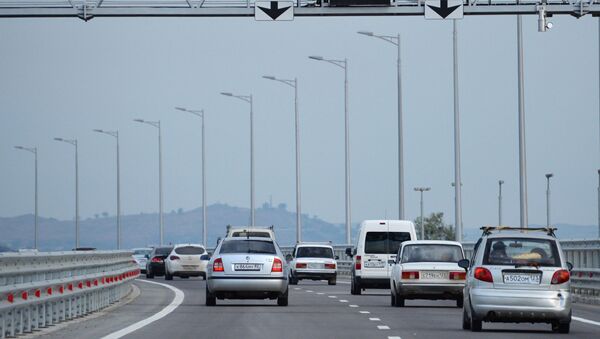 Автомобильное движение по автодорожной части Крымского моста - Sputnik Аҧсны