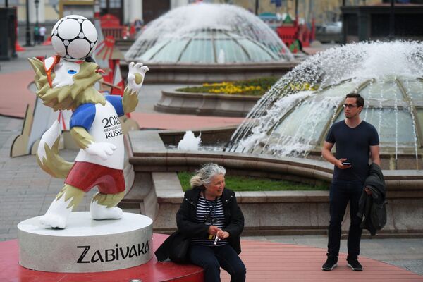 Фигура официального талисмана чемпионата мира по футболу 2018 волка Забиваки, установленная к чемпионату мира по футболу 2018, на Манежной площади в Москве - Sputnik Абхазия