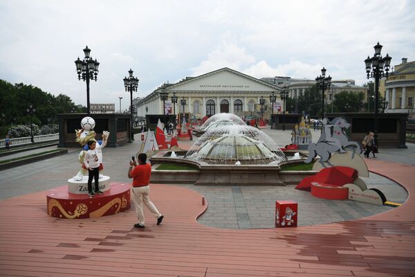 Арт-объекты, установленные к чемпионату мира по футболу 2018, на Манежной площади в Москве - Sputnik Абхазия