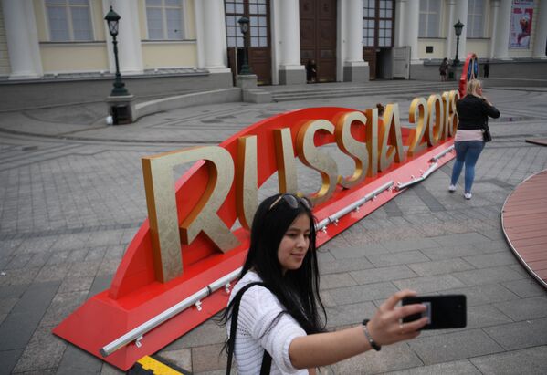 Девушка делает селфи у арт-объекта, установленного к чемпионату мира по футболу 2018 на Манежной площади в Москве - Sputnik Абхазия