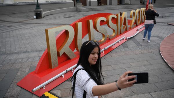 Девушка делает селфи у арт-объекта, установленного к чемпионату мира по футболу 2018 на Манежной площади в Москве - Sputnik Абхазия