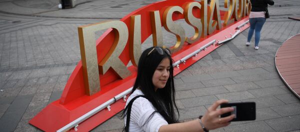 Девушка делает селфи у арт-объекта, установленного к чемпионату мира по футболу 2018 на Манежной площади в Москве - Sputnik Абхазия