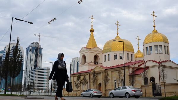 Православная церковь Архангела Михаила на проспекте имени Ахмата Кадырова в Грозном. - Sputnik Аҧсны