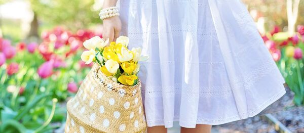 Девушка с цветами - Sputnik Абхазия