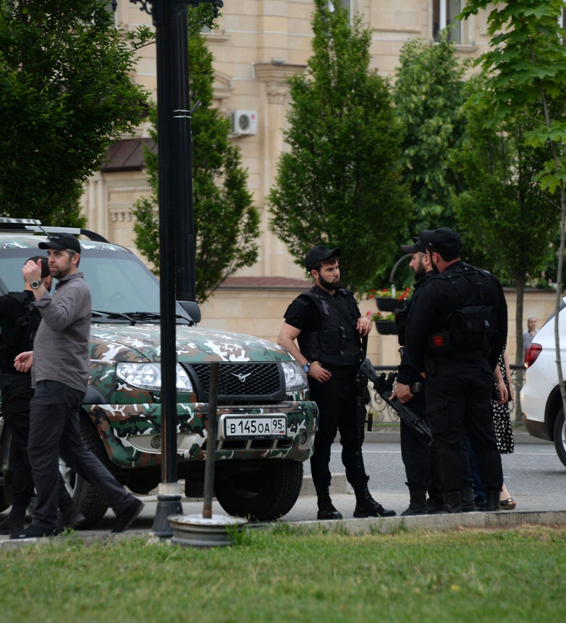 Нападение на церковь. Нападение на Церковь в Грозном в мае 2018. Чеченские полицейские. Чеченские милиционеры. Чеченская полиция.