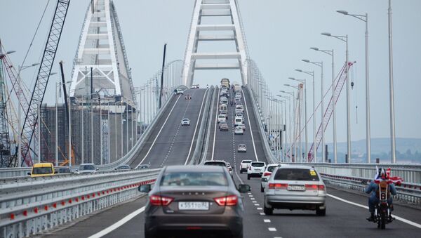 Начало автомобильного движения по Крымскому мосту - Sputnik Абхазия