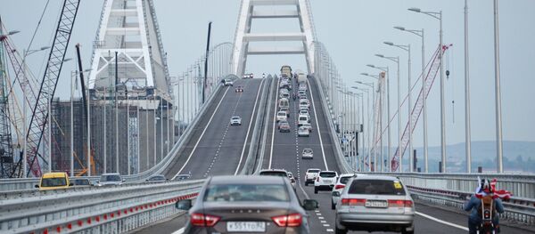 Начало автомобильного движения по Крымскому мосту Начало автомобильного движения по Крымскому мосту - Sputnik Абхазия